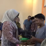 Bupati Dillah Hikmah Sari Turun Langsung Berikan Bantuan Kepada Warga Yang TerKena Banjir