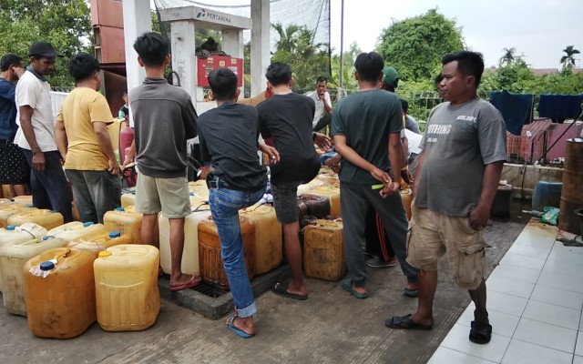 Nelayan Teluk Majelis Begitu Tertib Saat Mengantri Minyak Solar