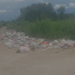 Sampah Yang Begitu Menumpuk Dibibir Jalan Simpang Tiga Pasar Rakyat Muara Sabak Ilir