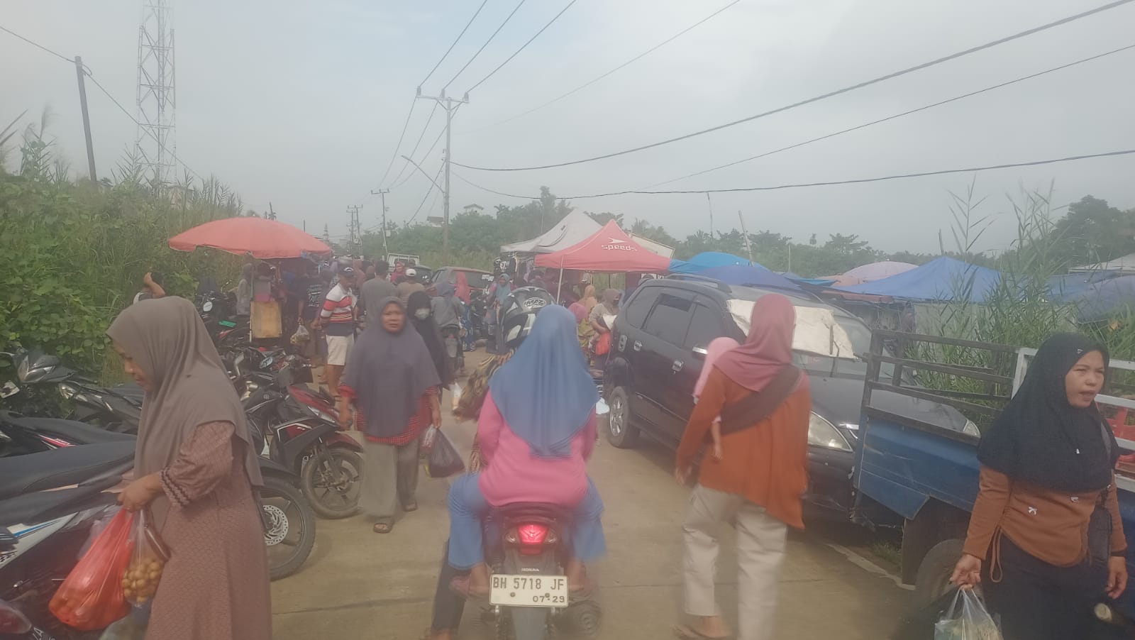Jalan Depan Pasar Rakyat Muara Sabak Ilir Memicu Kemacetan