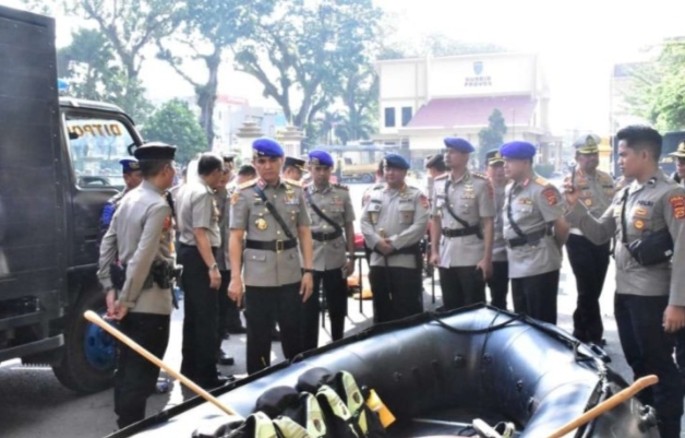Dirpolairud Dampingi Kapolda Jambi Turunkan Personil Bantuan Kemanusiaan Kesumatra Barat.