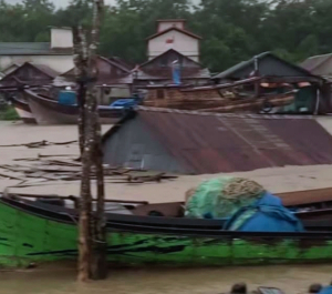 Akibat Cuaca Ekstrim Satu Rumah Hanyut Terbawa Arus.