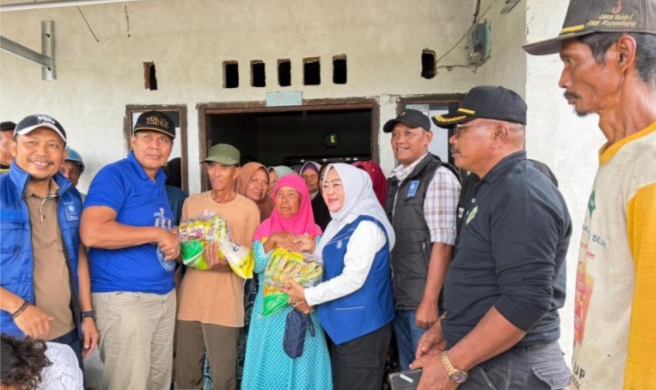 Ketua DPRD Hj, Zilawati Turun Bersama Fraksi PAN Tanjab Timur, Untuk Salurkan Bantuan Banjir di Berbak.