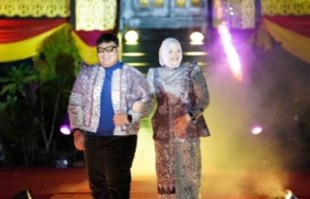 Bupati Tanjung Jabung Timur Bersama Putranya Tampil Memukau Di pagelaran Batik Jambi