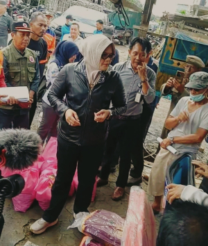 Bupati Dillah Hikmah Sari Kunjungi Para Korban Kebakaran Dipasar Blok D Kelurahan Pandan Jaya