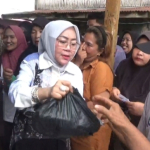 Tebar Kebaikan Ketua DPRD Tanjab Timur Hj.Zilawati Berikan 1500 Paket Bantuan Sembako Gratis