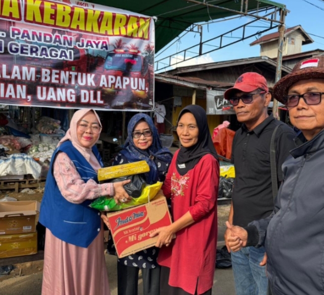 Ketua DPRD Tanjab Timur Hj.Zilawati Kunjungi Warga Yang Terkena Musibah Kebakaran Dikelurahan Pandan Jaya