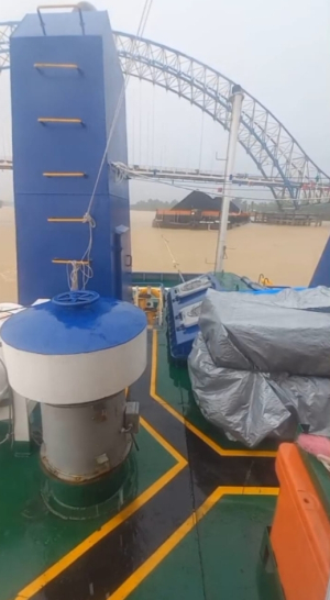 Di Tengah Hujan Deras Ponton Batu Bara Tabrak Jembatan Muara Sabak.