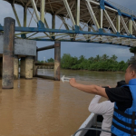 Petugas Sat Polair Tanjab Timur Lakukan Penyelidikan Terkait Ponton Batu Bara Tabrak Jembatan Muara Sabak