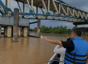 Petugas Sat Polair Tanjab Timur Lakukan Penyelidikan Terkait Ponton Batu Bara Tabrak Jembatan Muara Sabak