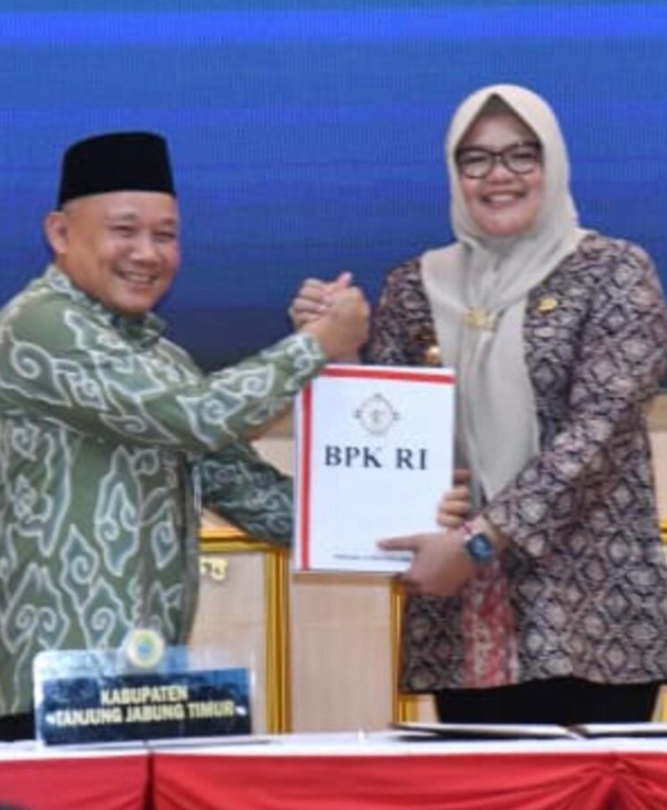 Bupati Tanjung Jabung Timur Hj.Dillah Hikmah Sari Terima Langsung Penghargaan Untuk Ke Delapan Kalinya.